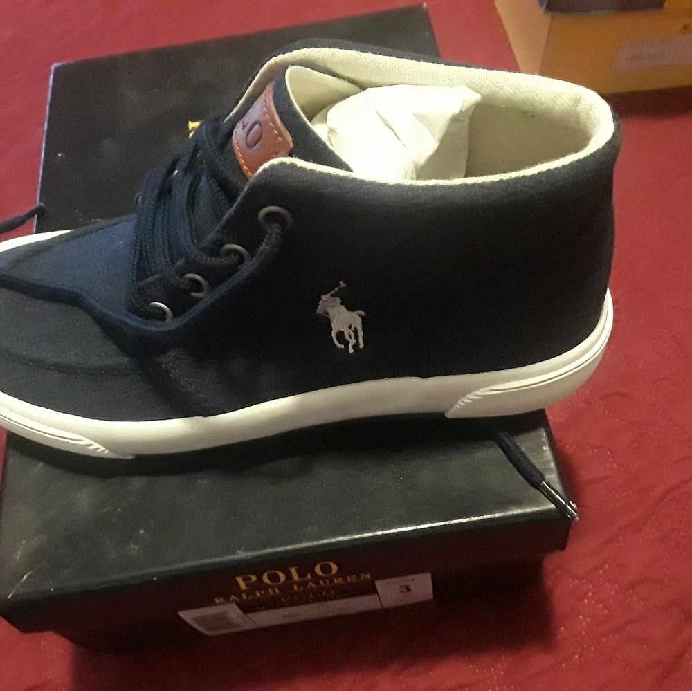 Tennis shoes